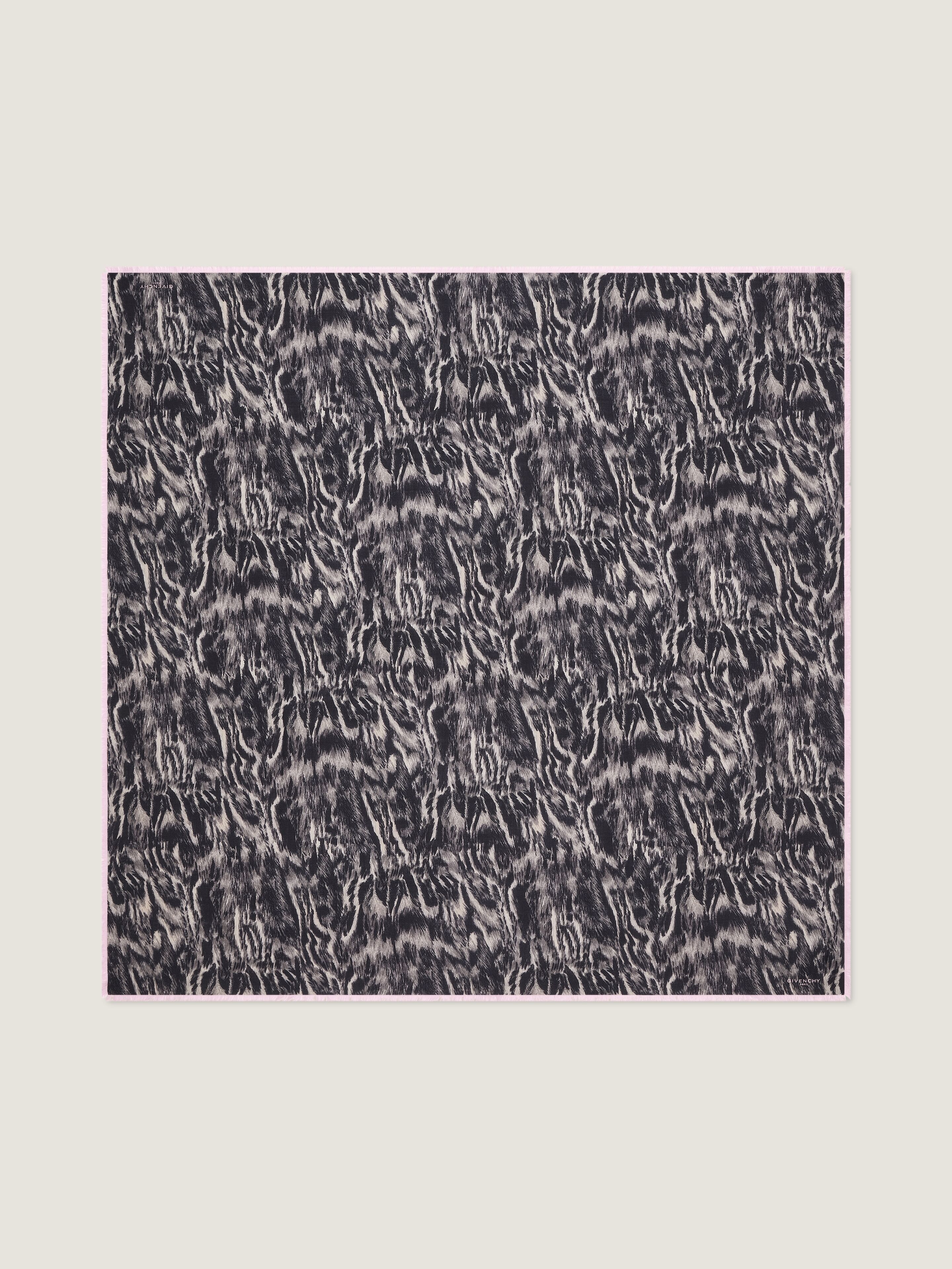 Shawl in wool and silk with animal print